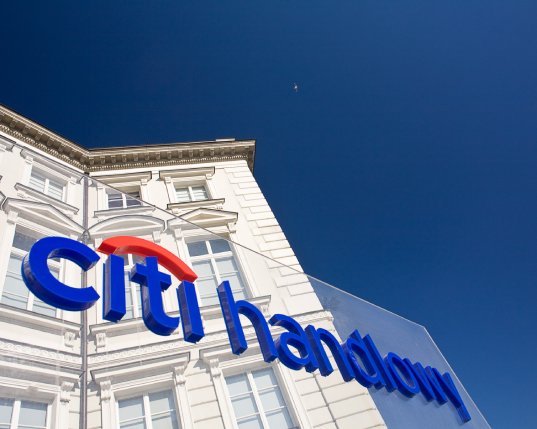 Citi Handlowy podpisał z VeloBankiem umowę sprzedaży biznesu detalicznego. Citi Handlowy wdraża strategię banku globalnego biznesu.